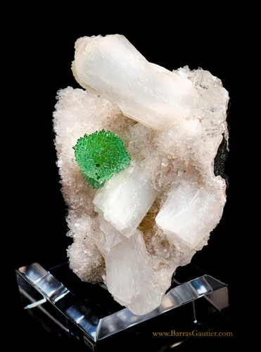 Apophyllite on Stilbite - image 3