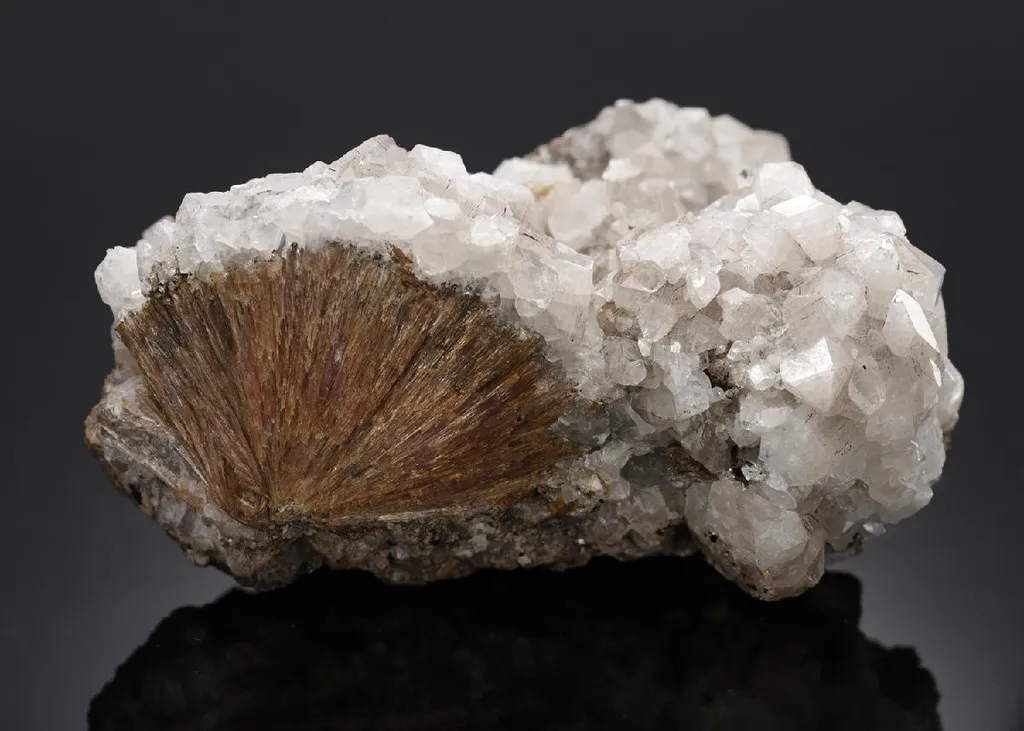 Apophyllite with Inesite image
