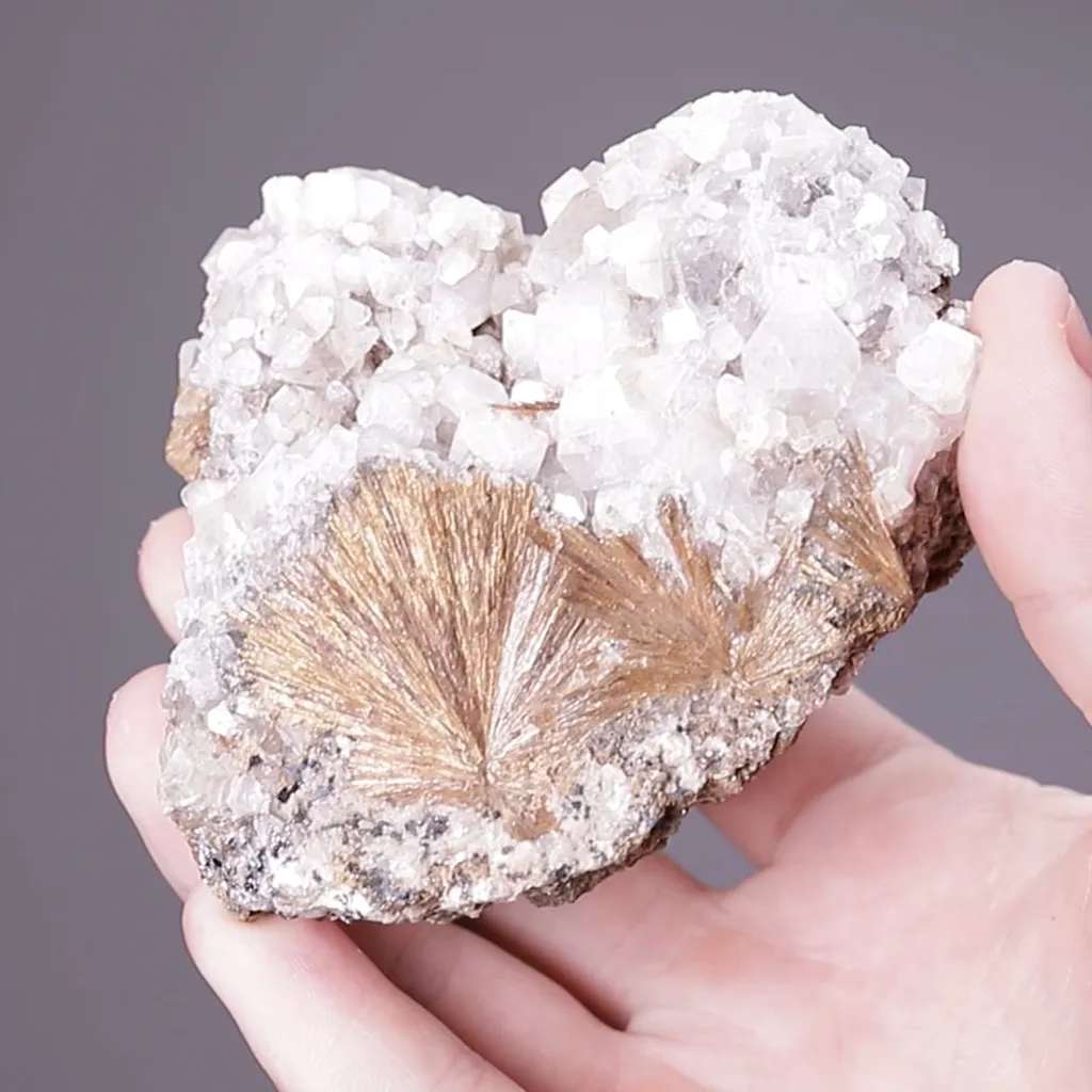 Apophyllite with Inesite image