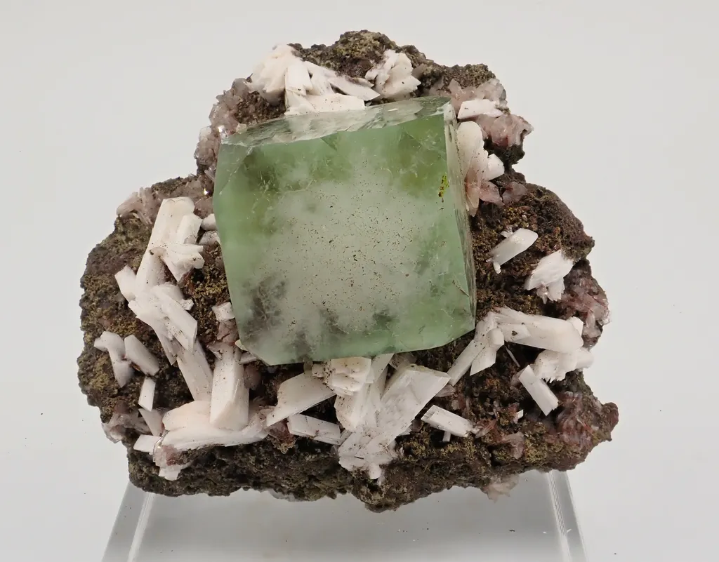 Apophyllite with Laumontite image