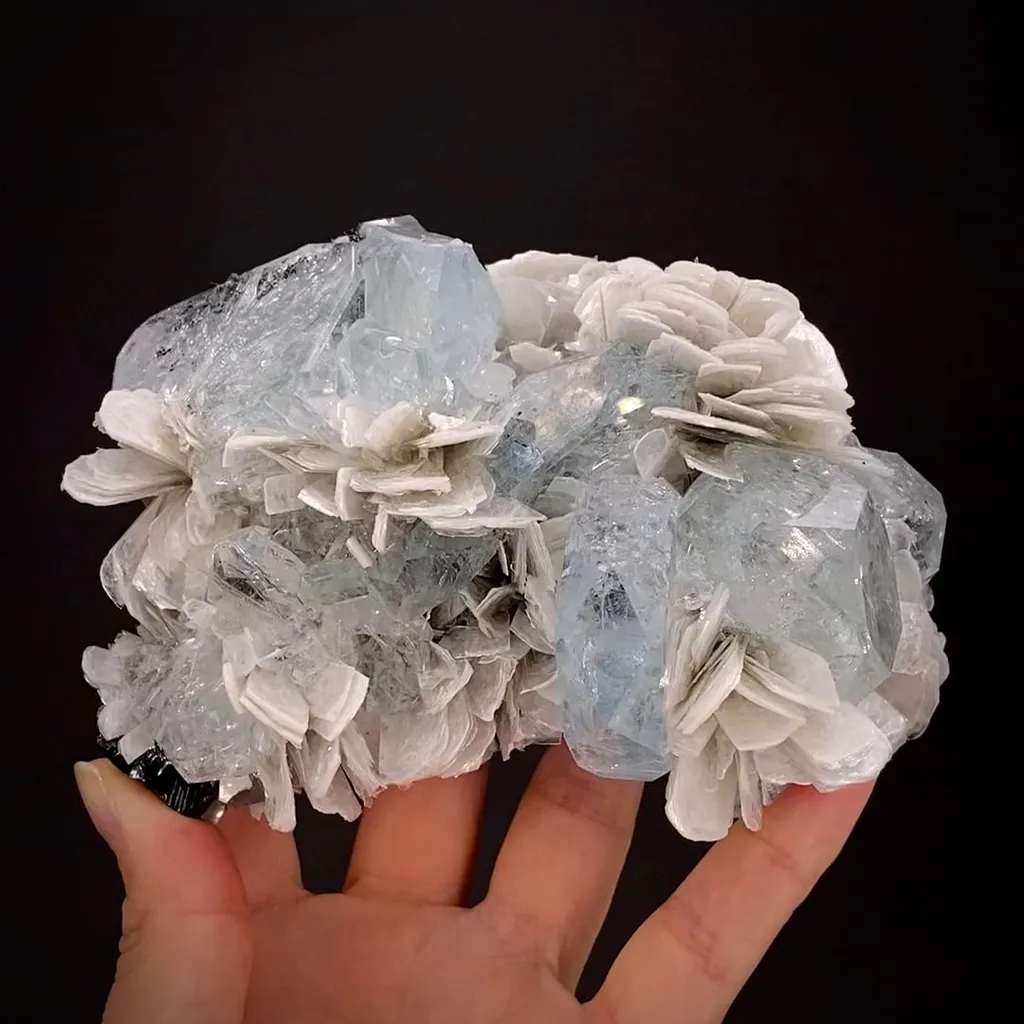 Aquamarine and Muscovite image