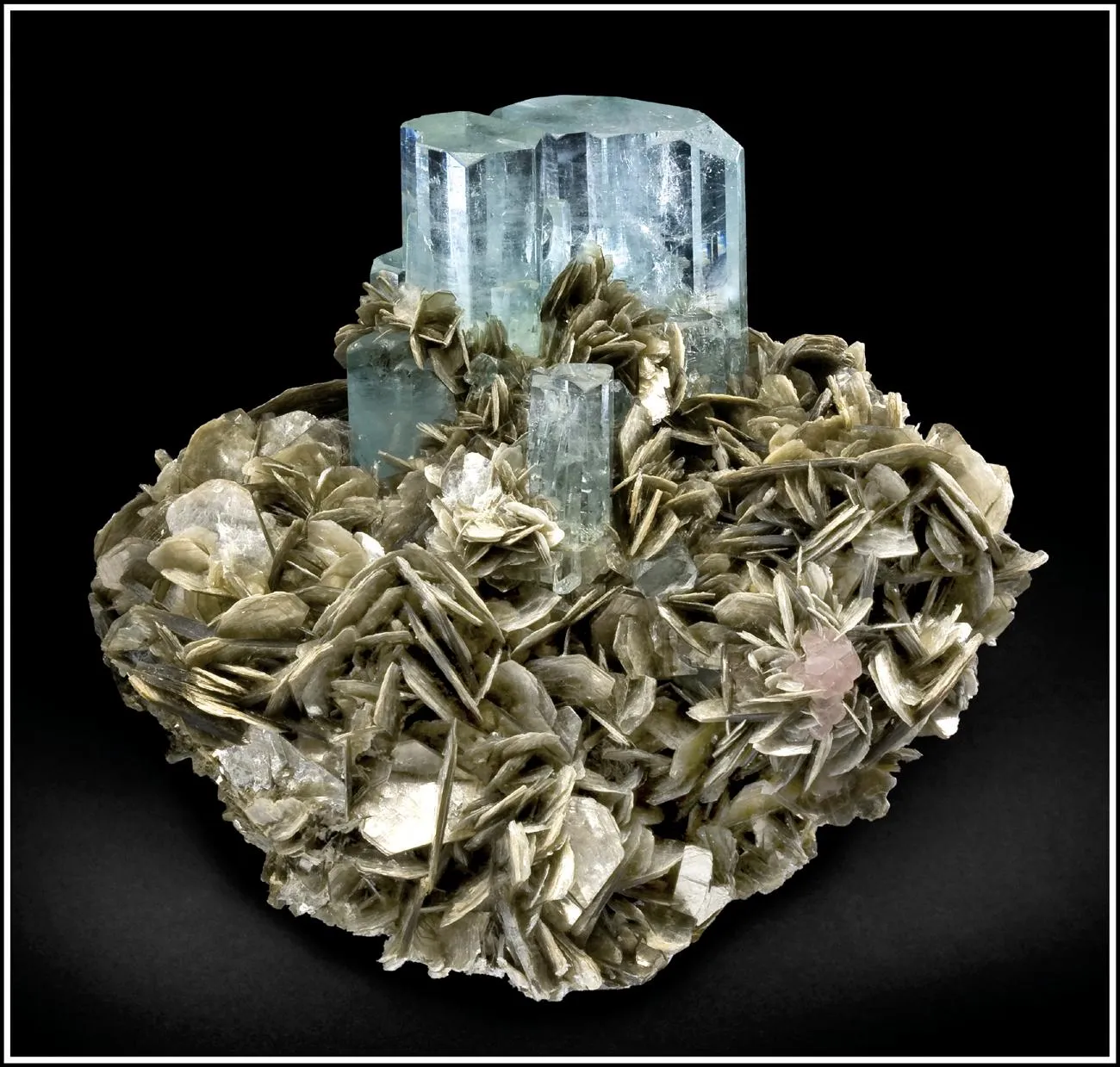 Aquamarine Beryl, Apatite-(CaF), Muscovite - image 1
