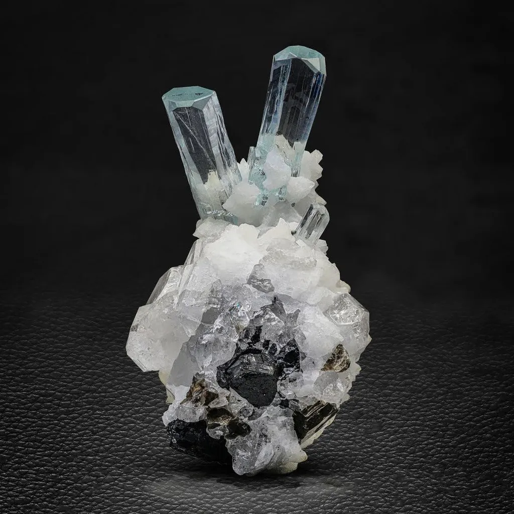 Aquamarine on Quartz image
