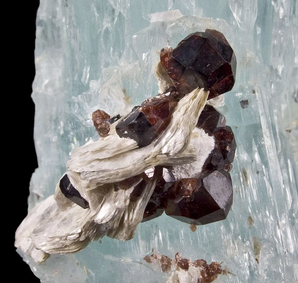 Aquamarine, Spessartine, Mica, Feldspar - image 9