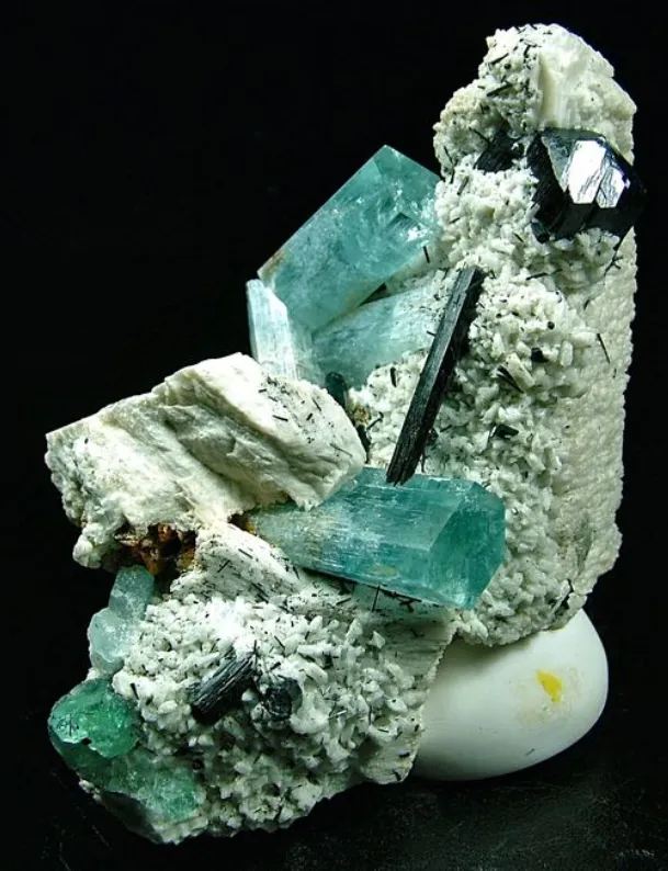 Aquamarine, tourmaline, fluorite and microcline grouping image