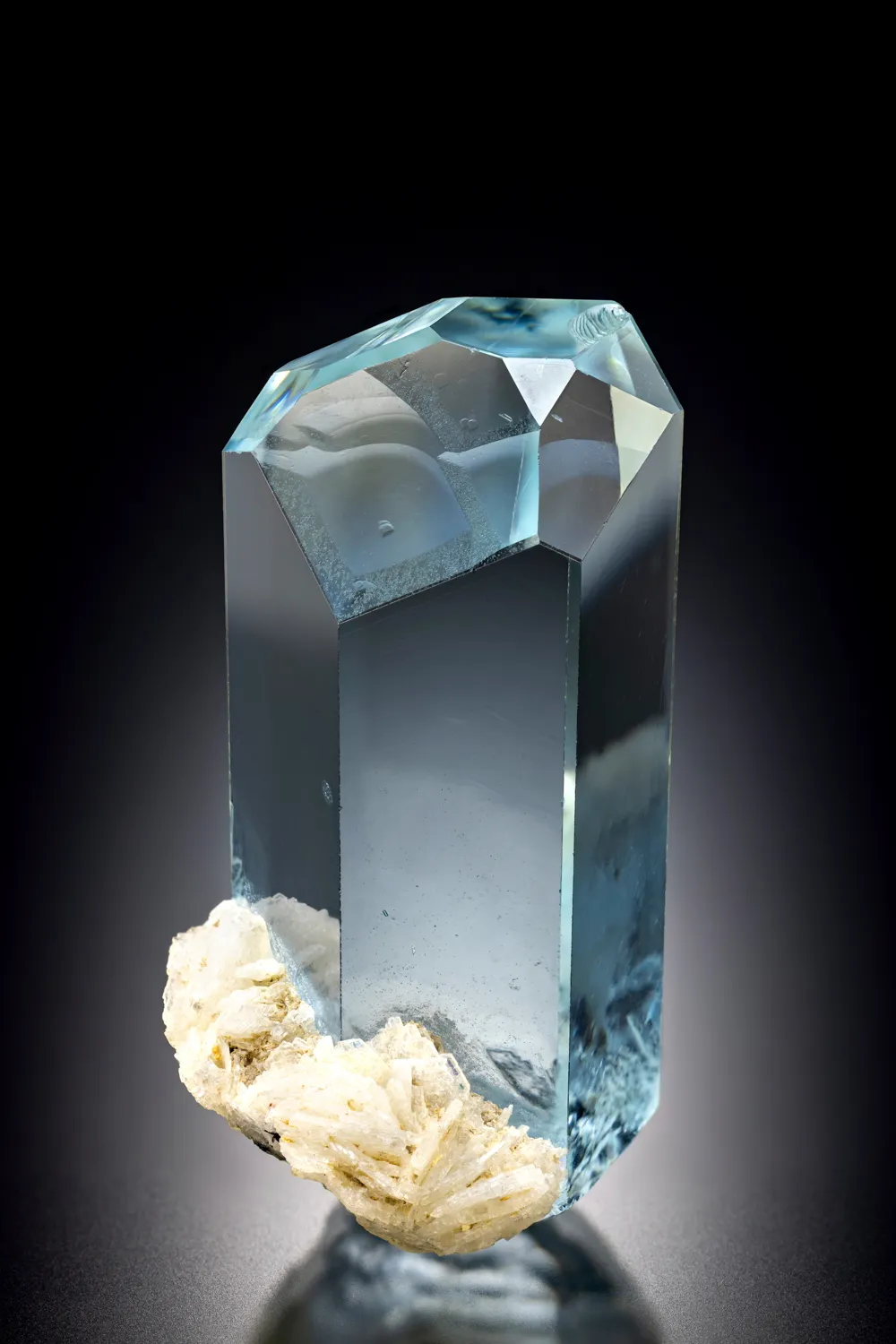 Aquamarine with Cleavelandite - image 2