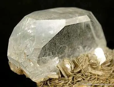 Aquamarine With Fluorite - image 3