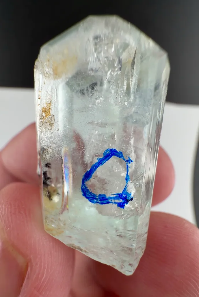 Aquamarine with hematite with moving water bubble from Pakistan - image 2