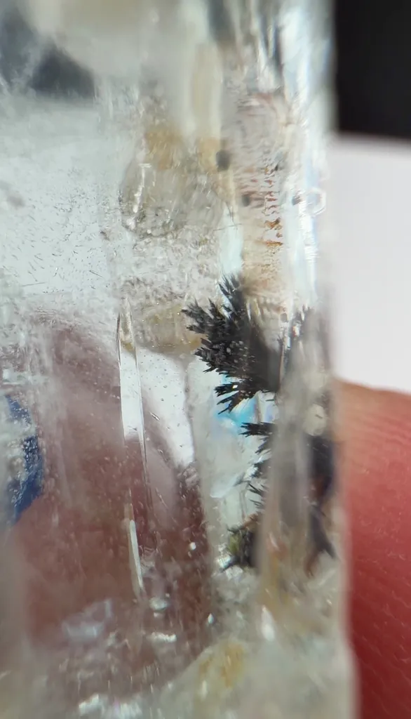 Aquamarine with hematite with moving water bubble from Pakistan - image 3