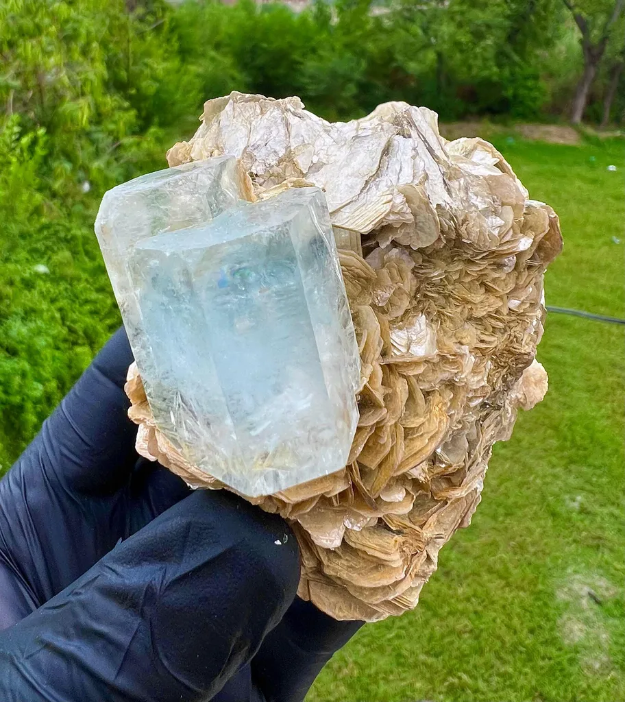 Aquamarine with mica image