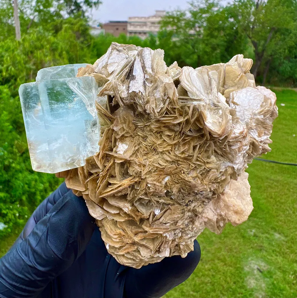 Aquamarine with mica - image 3