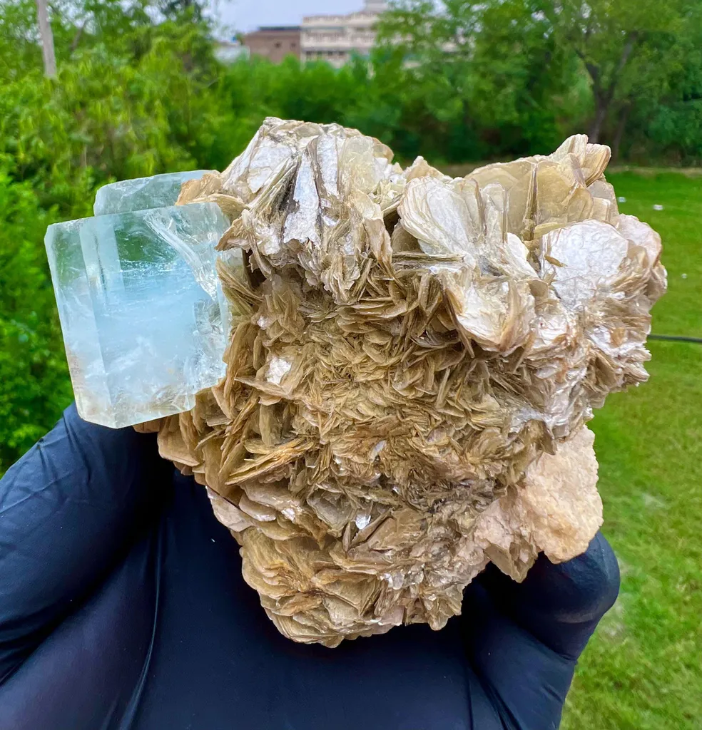 Aquamarine with mica - image 2