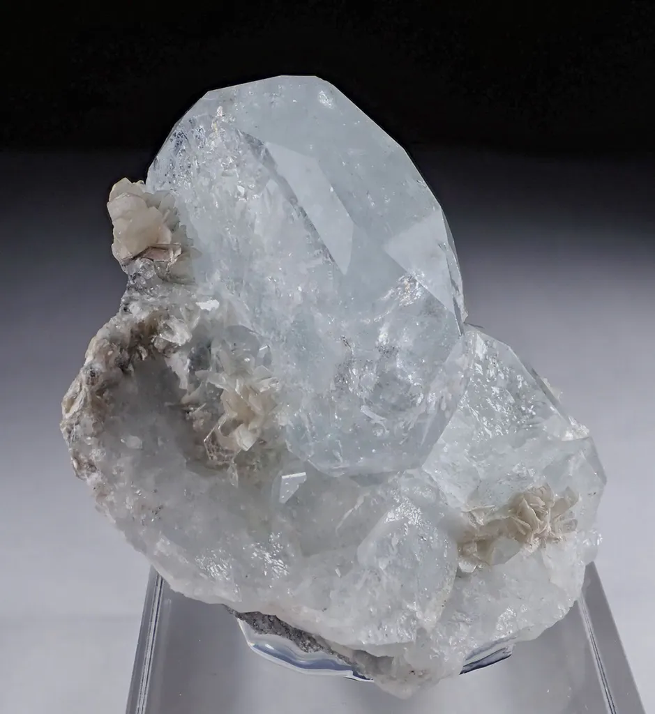 Aquamarine with Muscovite image