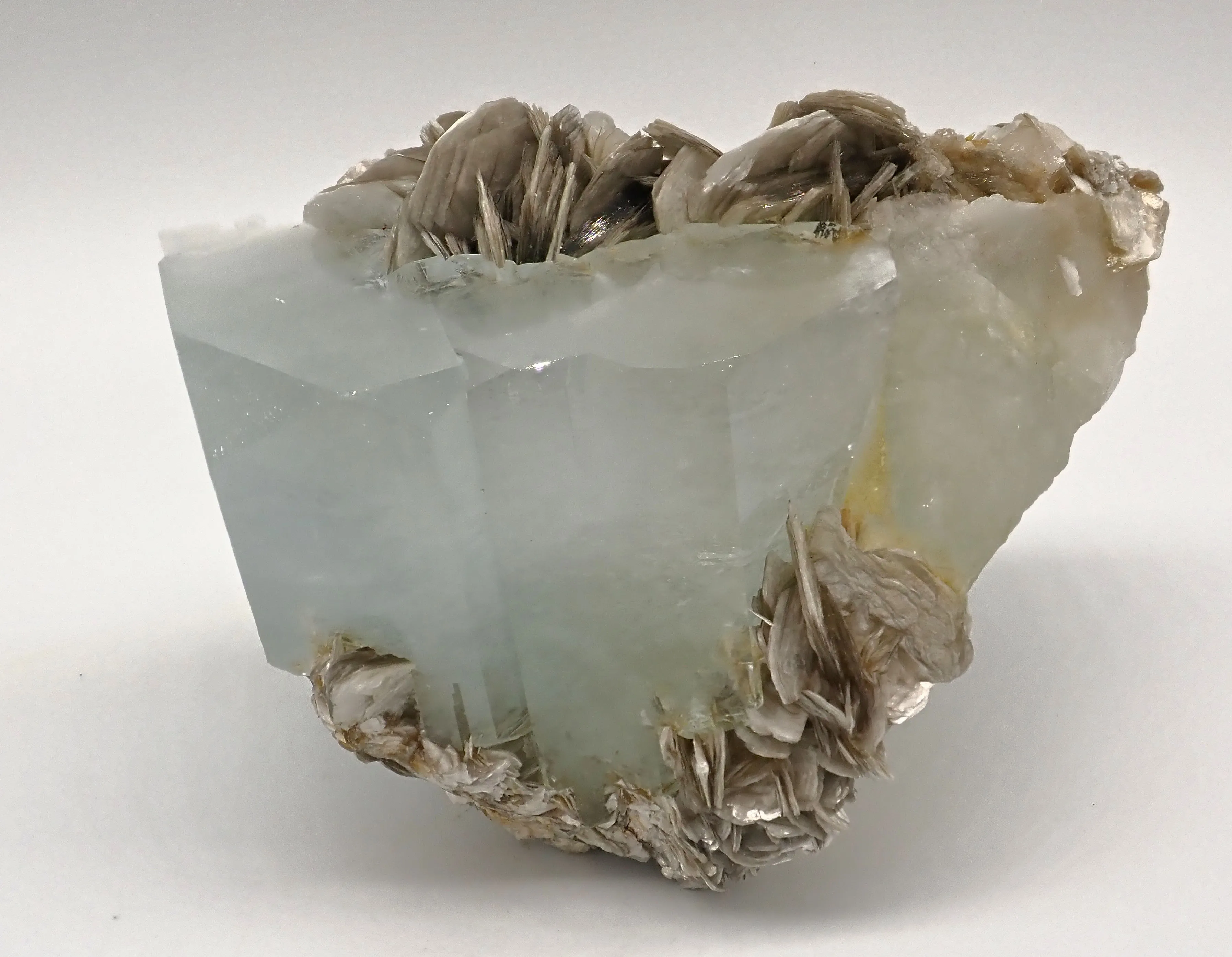 Aquamarine with Muscovite - image 3