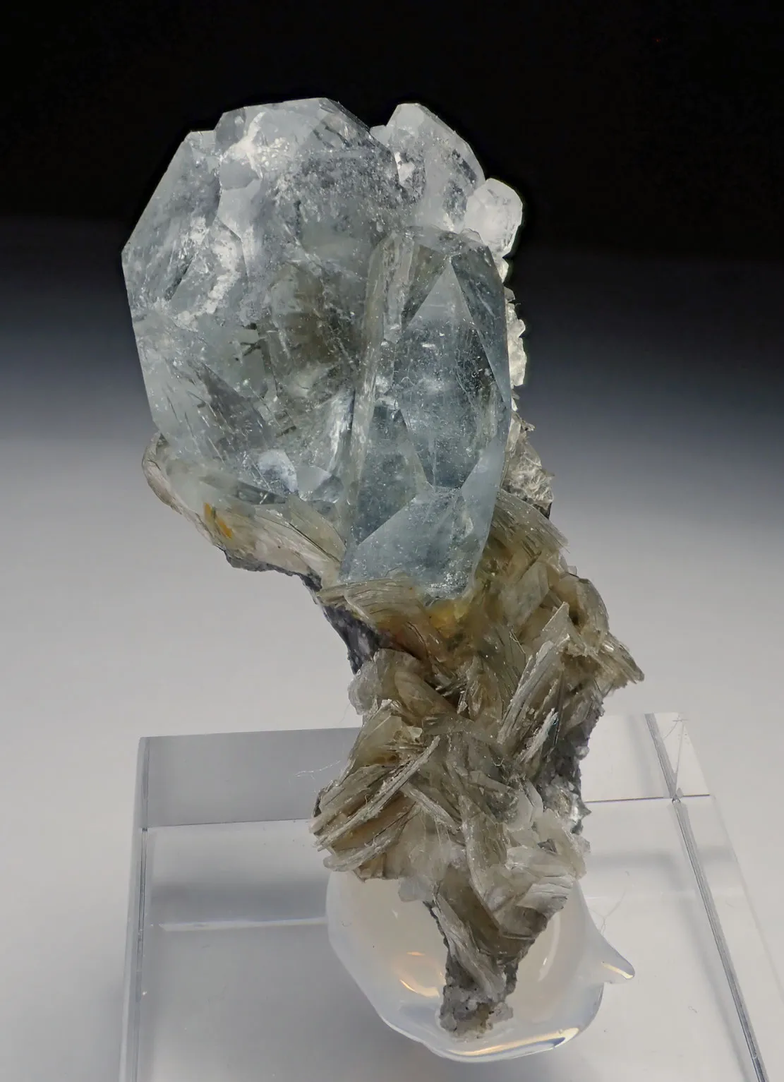 Aquamarine with Muscovite - image 3