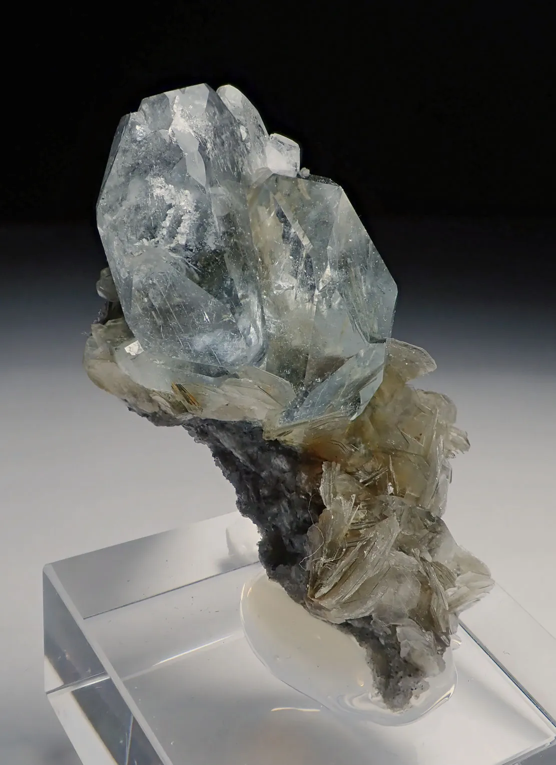 Aquamarine with Muscovite - image 2