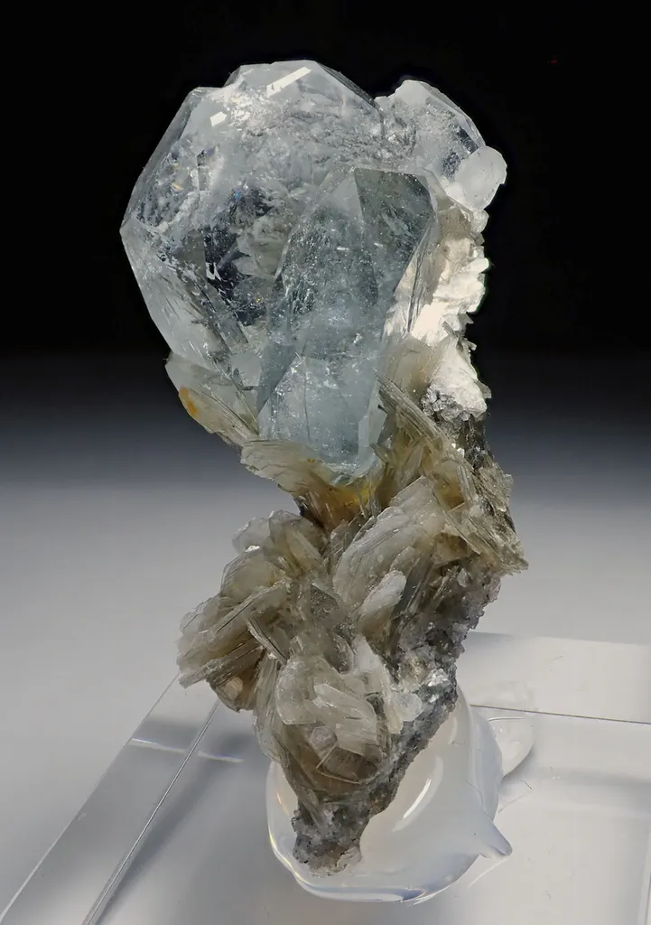 Aquamarine with Muscovite image