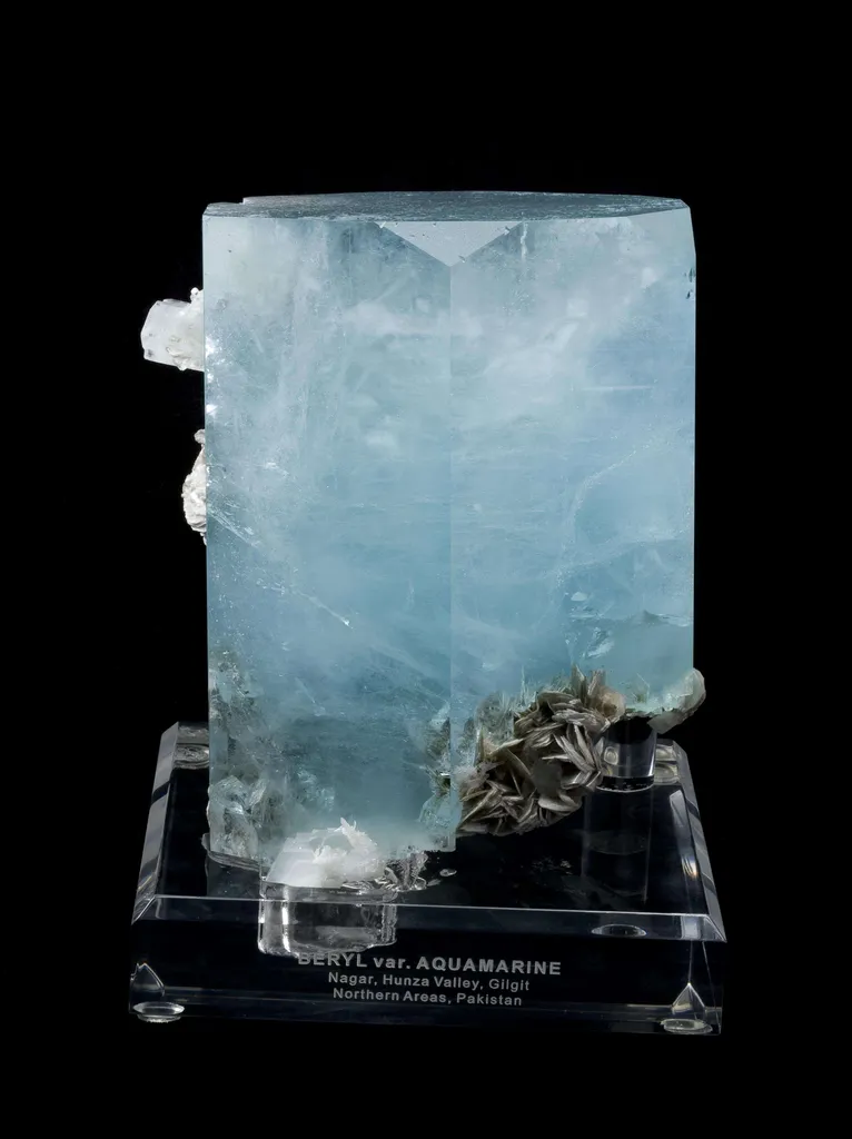 Aquamarine With Muscovite - image 4