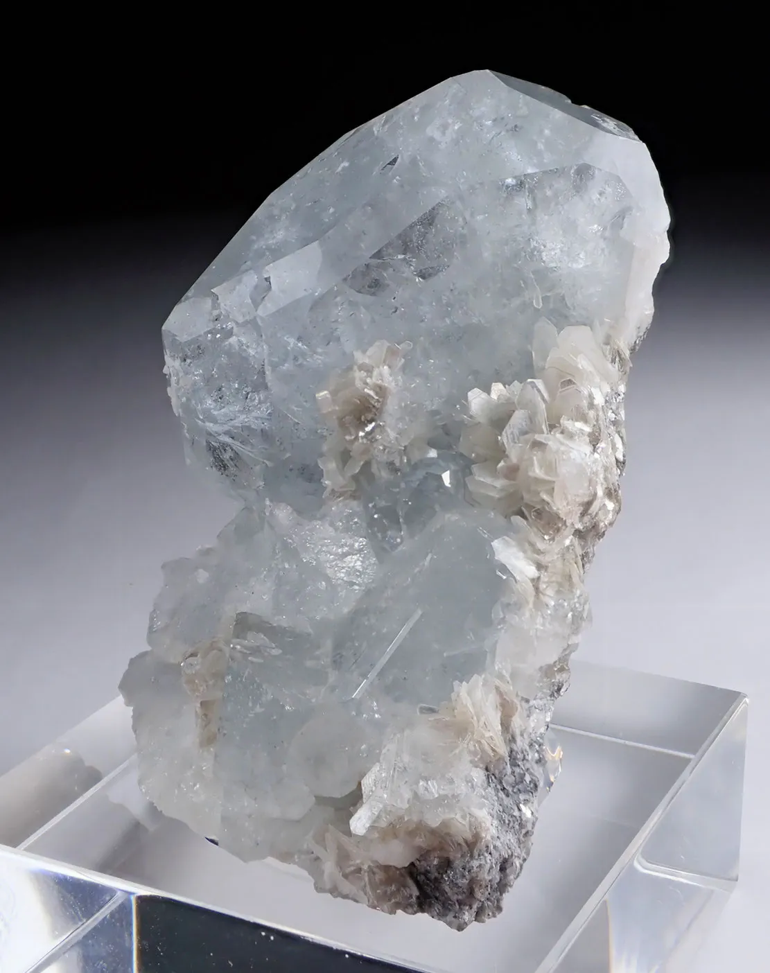 Aquamarine with Muscovite - image 3