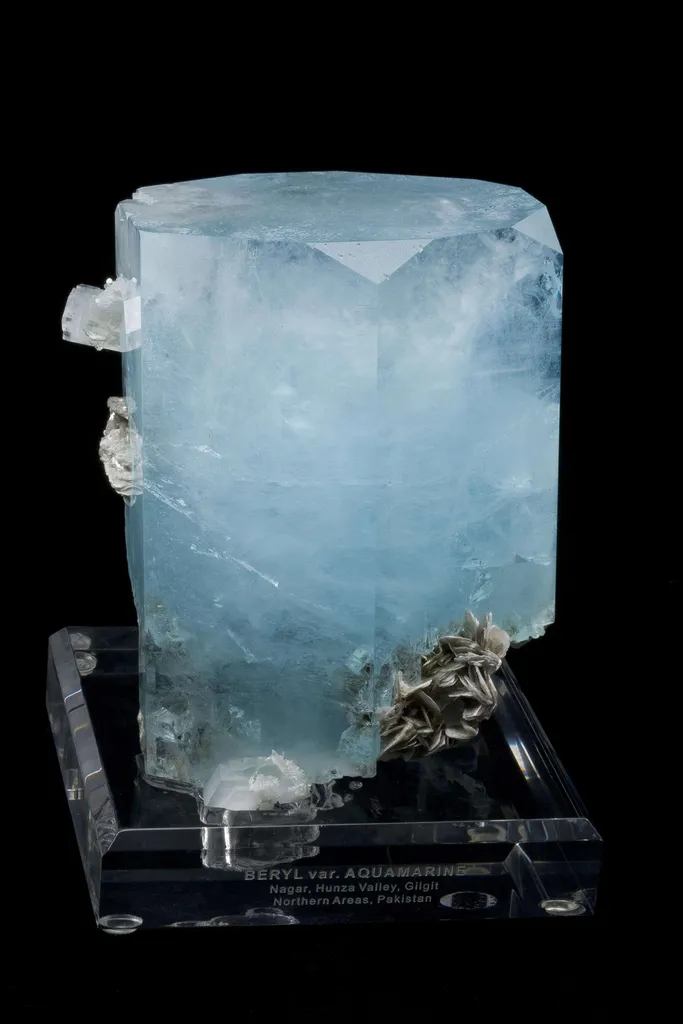 Aquamarine With Muscovite image