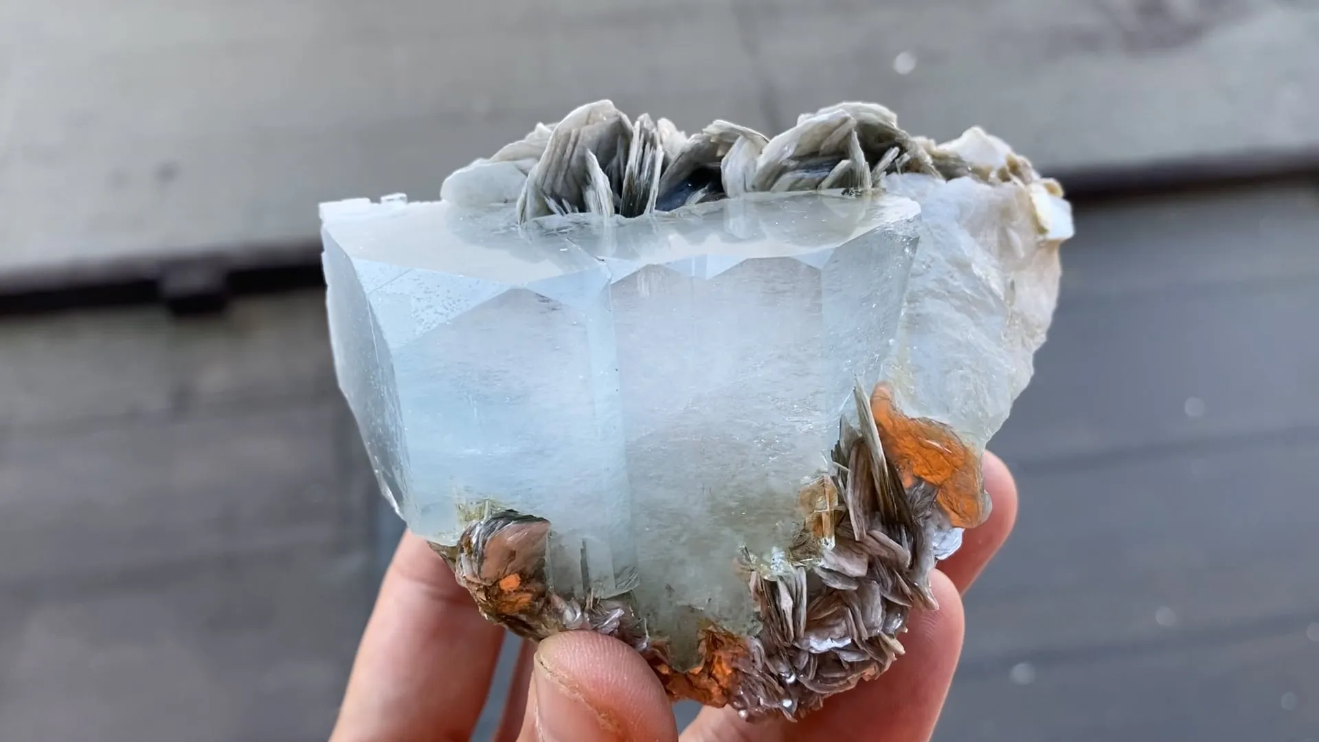 Aquamarine with Muscovite - image 4