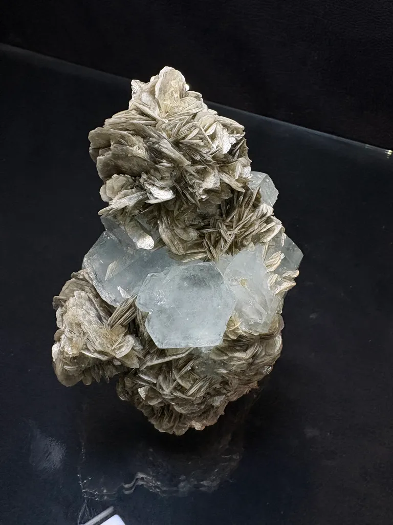 Aquamarine with Muscovite (complete 360) image