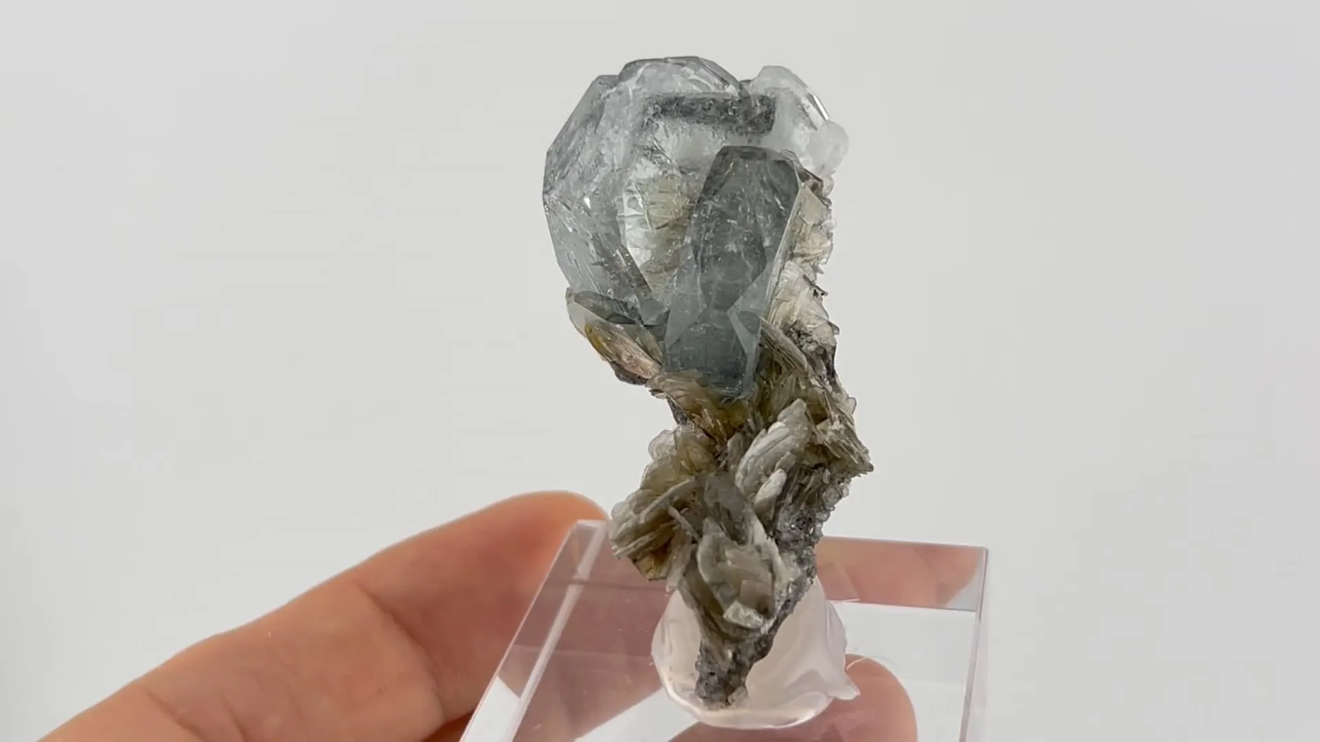 Aquamarine with Muscovite - image 4