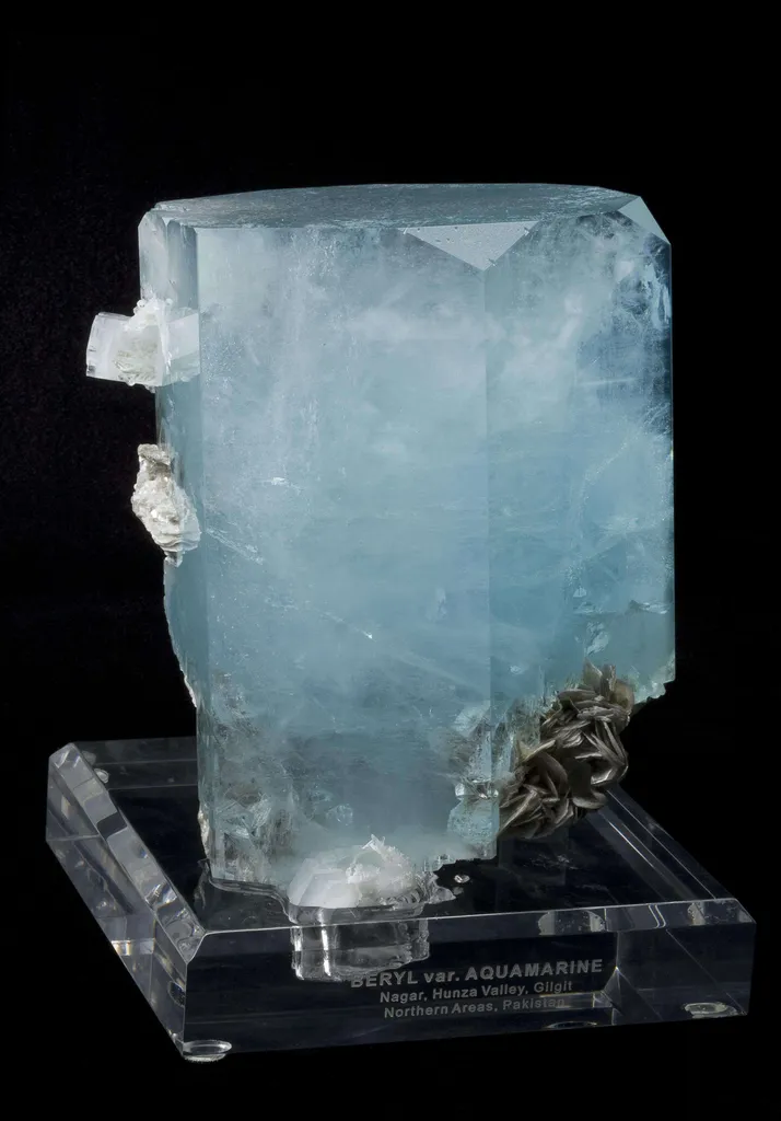 Aquamarine With Muscovite - image 3
