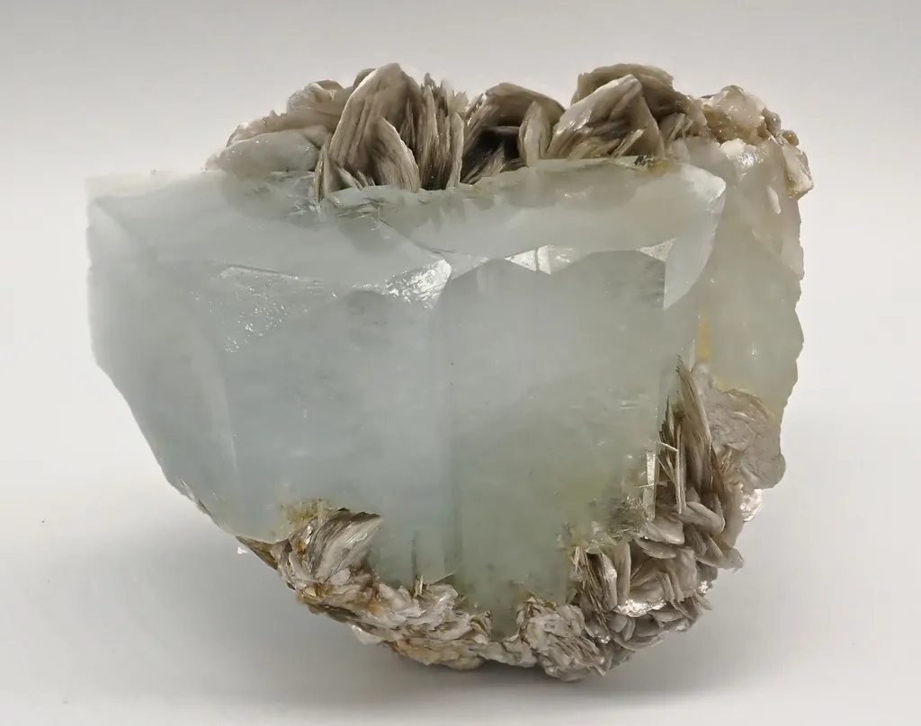 Aquamarine with Muscovite image