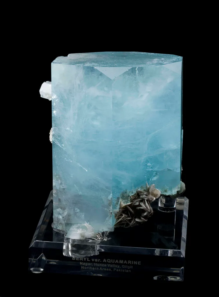Aquamarine With Muscovite - image 2
