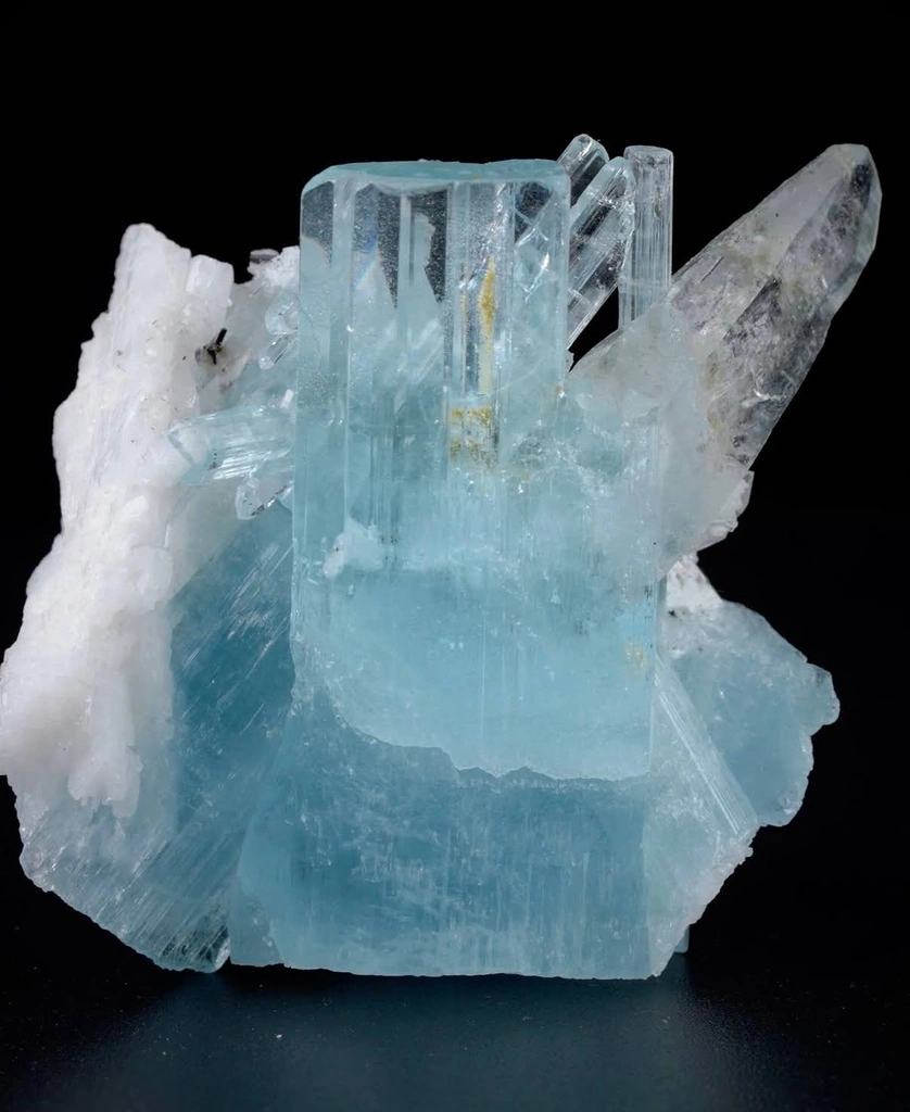 Aquamarine with Quartz image