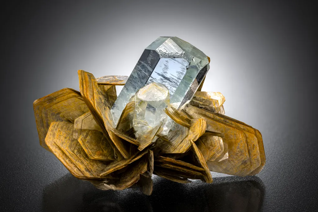 Aqumarine and Muscovite image