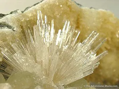 Aragonite on Quartz - image 2