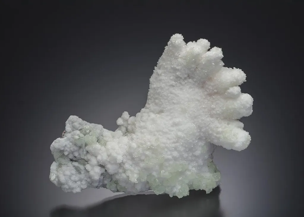 Aragonite with Adamite image