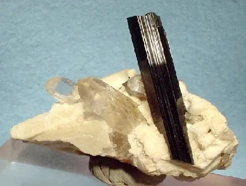 Arfvedsonite, Quartz (Var: Smoky Quartz), Feldspar Group image