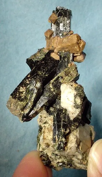 Arfvedsonite, Zircon image