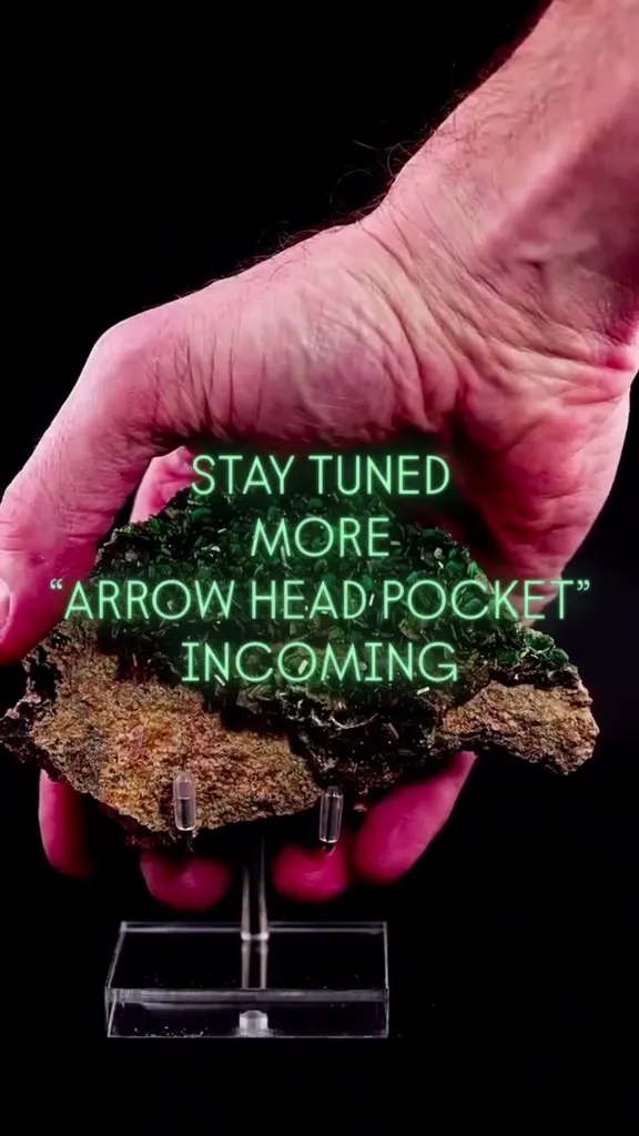 Arrow Head Pocket Baryte with Malachite image
