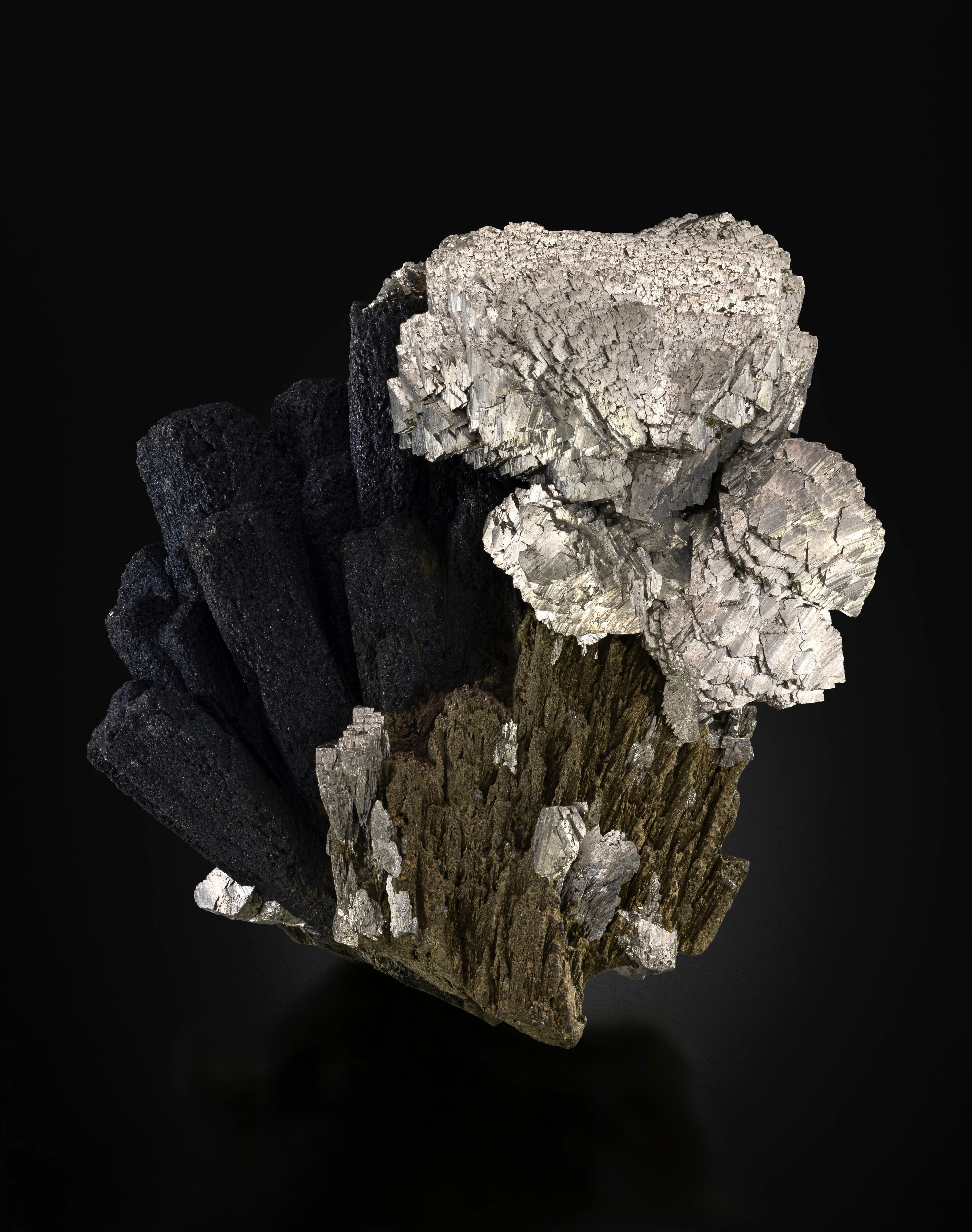 Arsenopyrite on Ilvaite and Hedenbergite - image 1