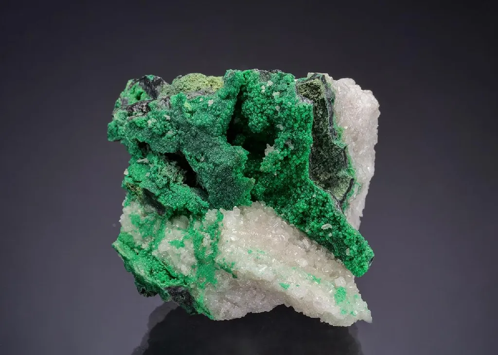 Arsentsumebite on Cerussite image