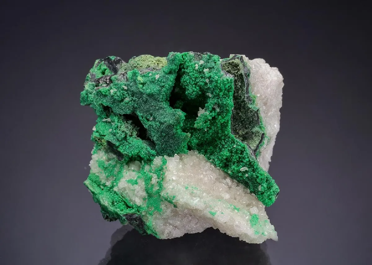 Arsentsumebite on Cerussite - image 1