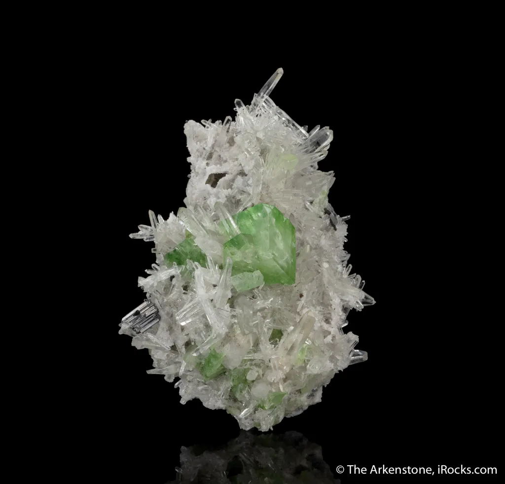 Augelite on Quartz with Hubenerite - image 4