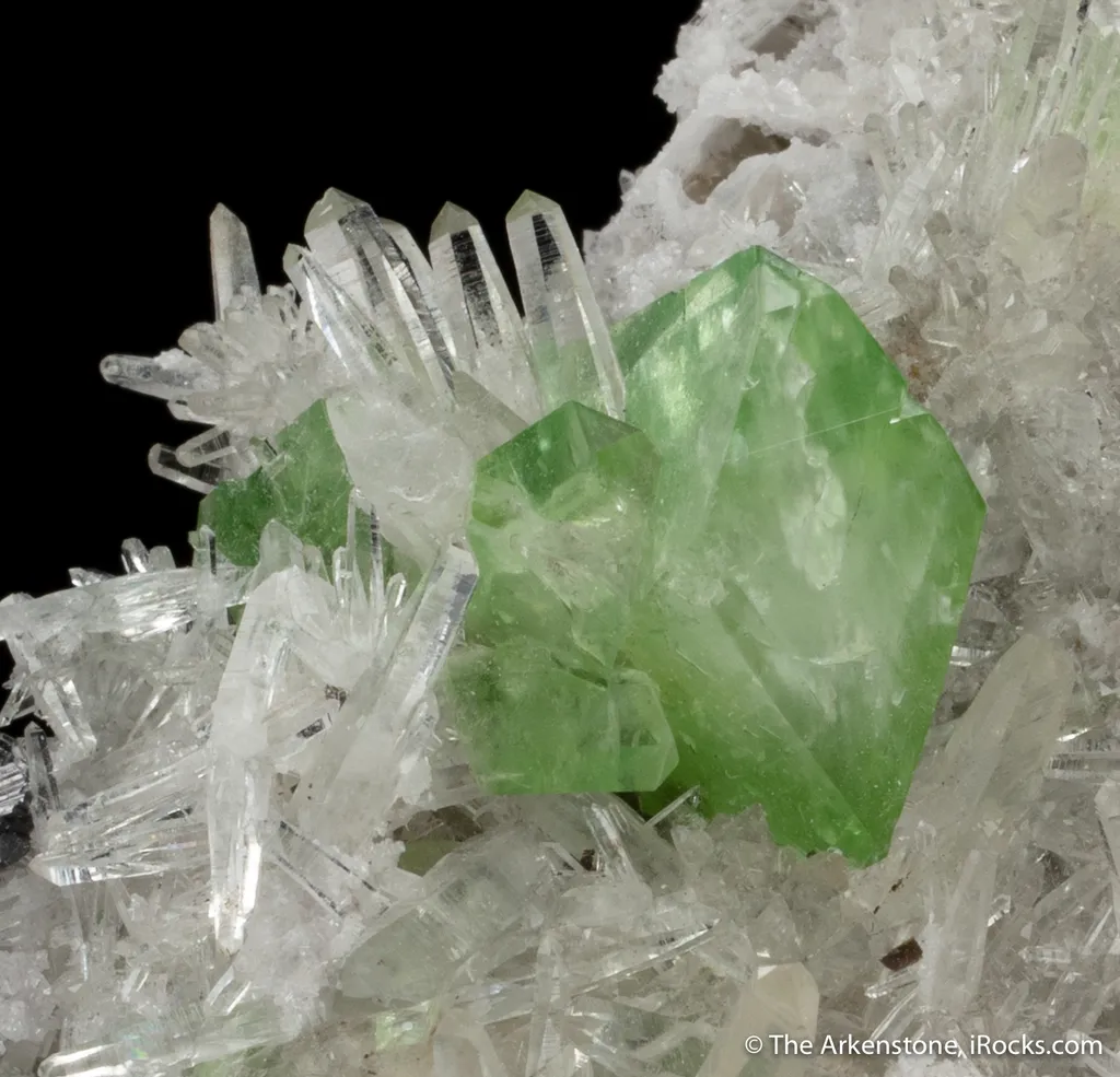 Augelite on Quartz with Hubenerite - image 5