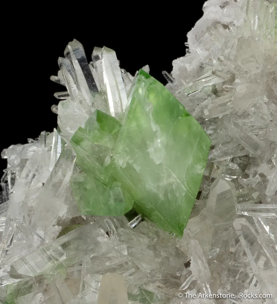 Augelite on Quartz with Hubenerite image