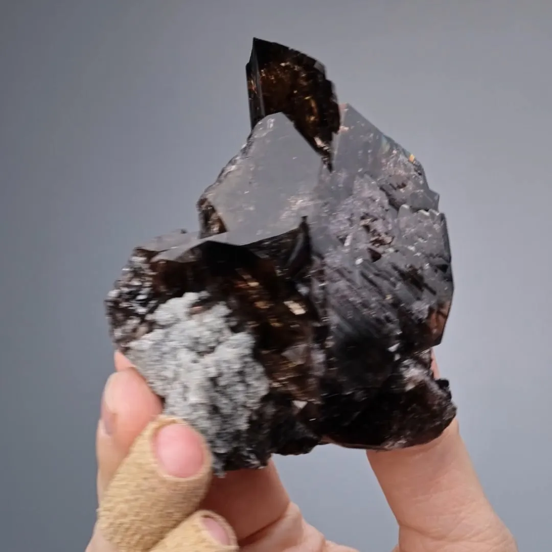 Axinite-(Fe) - image 2