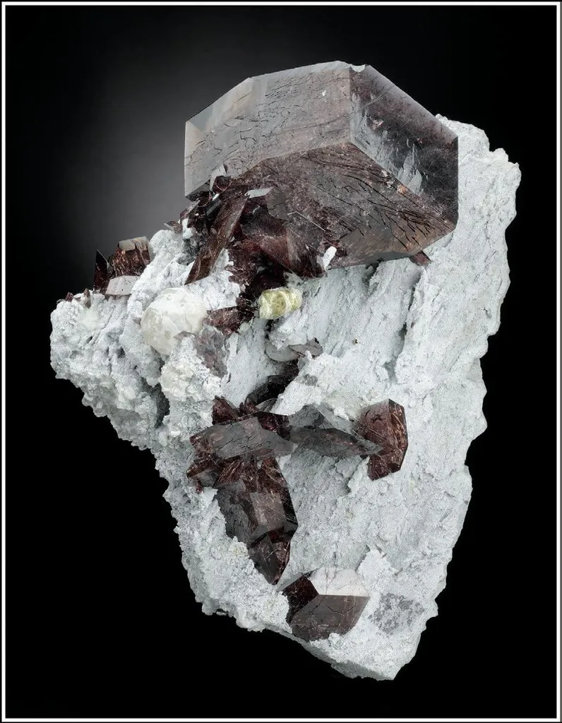 Axinite-(Fe) image