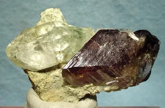 Axinite-(Fe), Quartz image