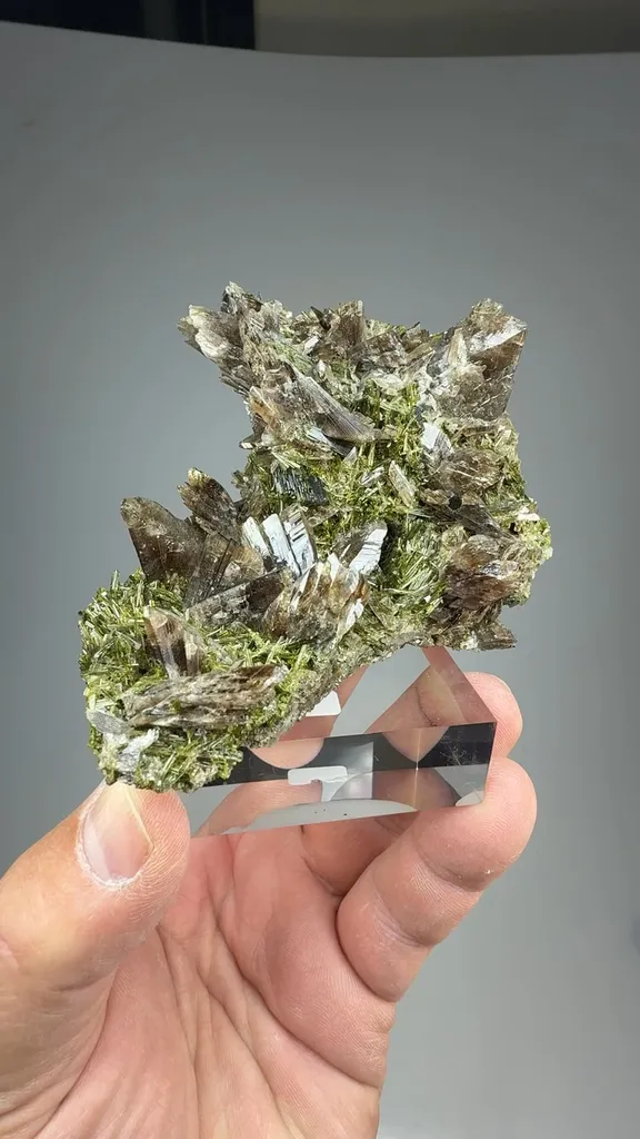 Axinite-Mn with Epidote - image 2