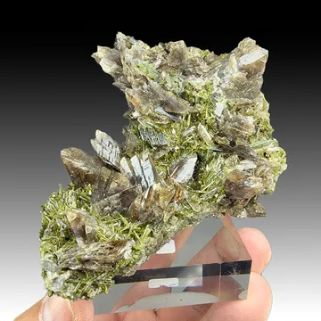 Axinite-Mn with Epidote