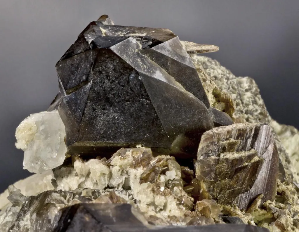 Axinite, Quartz image