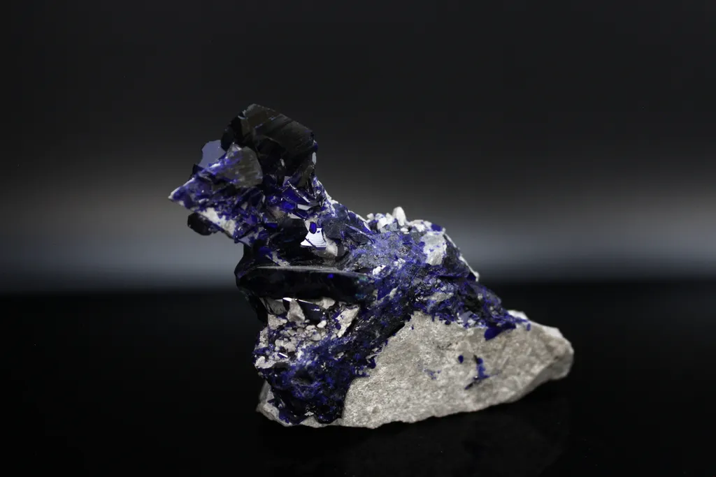 Azurite filling fractured limestone - image 4